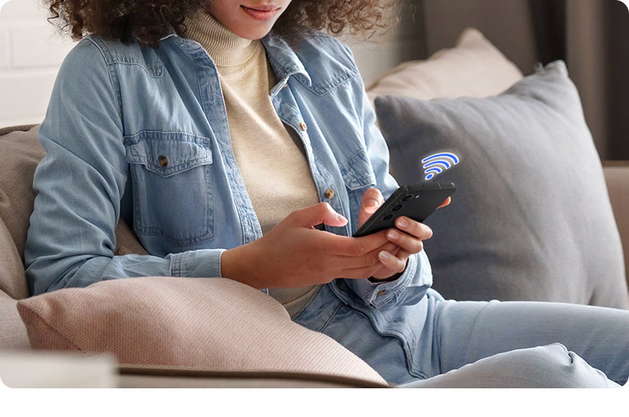 Ένα άτομο χρησιμοποιεί την εφαρμογή SmartThings σε smartphone συνδέοντας Wi-Fi. Το Auto Cycle Link ενεργοποιείται αυτόματα για βέλτιστη πορεία στεγνώματος.